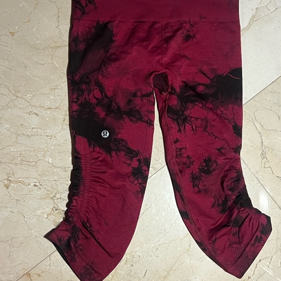 Lululemon flow and go crop, size 4, wine berry red black tie dye - Picture 2 of 6